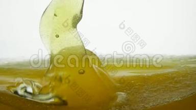 香菜籽和葵花油的特写镜头，气泡在白色背景上直立。 关闭